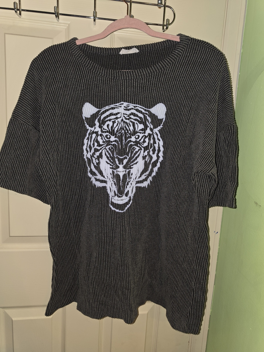 Chic Soul Black Ribbed Tee with White Tiger Graphic
